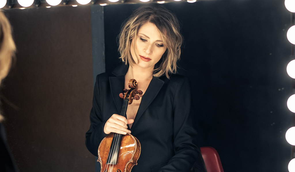 Lisa Batiashvili mit Violine im Spiegel