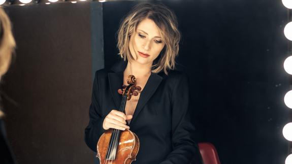 Lisa Batiashvili mit Violine im Spiegel