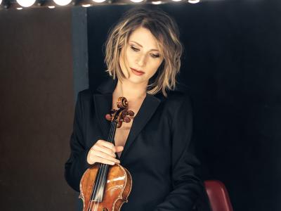 Lisa Batiashvili mit Violine im Spiegel